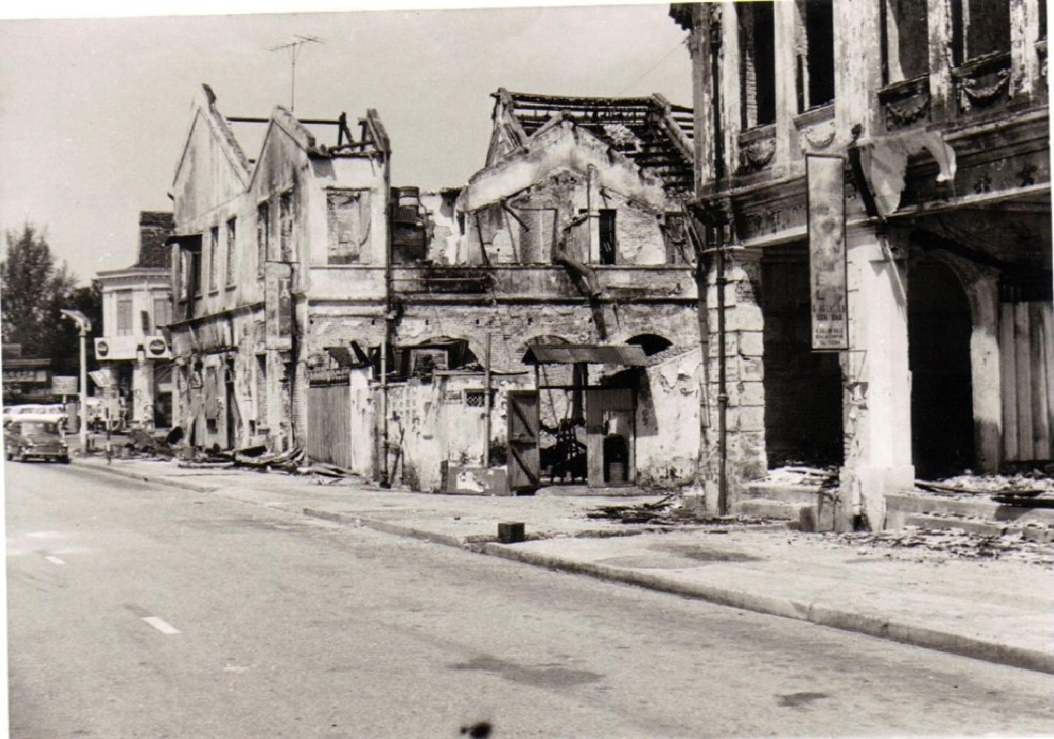 Burned-down shophouses in Kuala Lumpur (Photo: Anthony Reid)